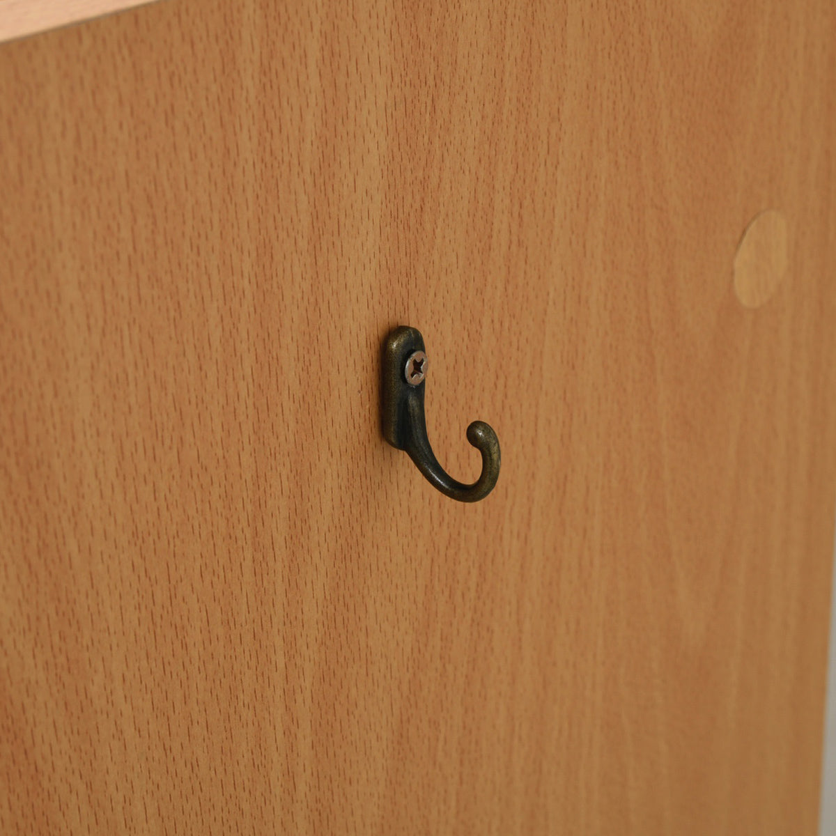 【左右選べる便利なフック】
帽子や給食袋、お稽古バッグなどの定位置になる便利なフックは、お部屋のレイアウトに合わせて左右どちらにも取り付け可能です。