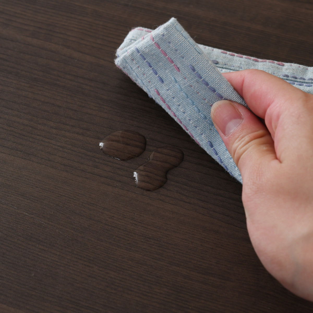 【お手入れ簡単なPVC加工】水や汚れに強く、サッと拭くだけで清潔に保てるので安心です。