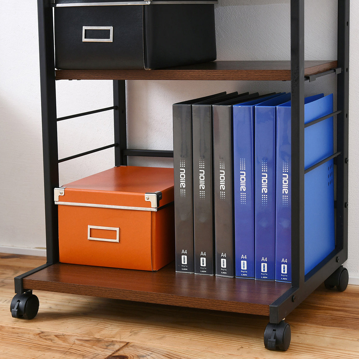 【A4ファイルもラクラク収納】可動棚で高さ調節が可能だから、A4ファイルや様々なサイズの収納ボックスもすっきり収まります。