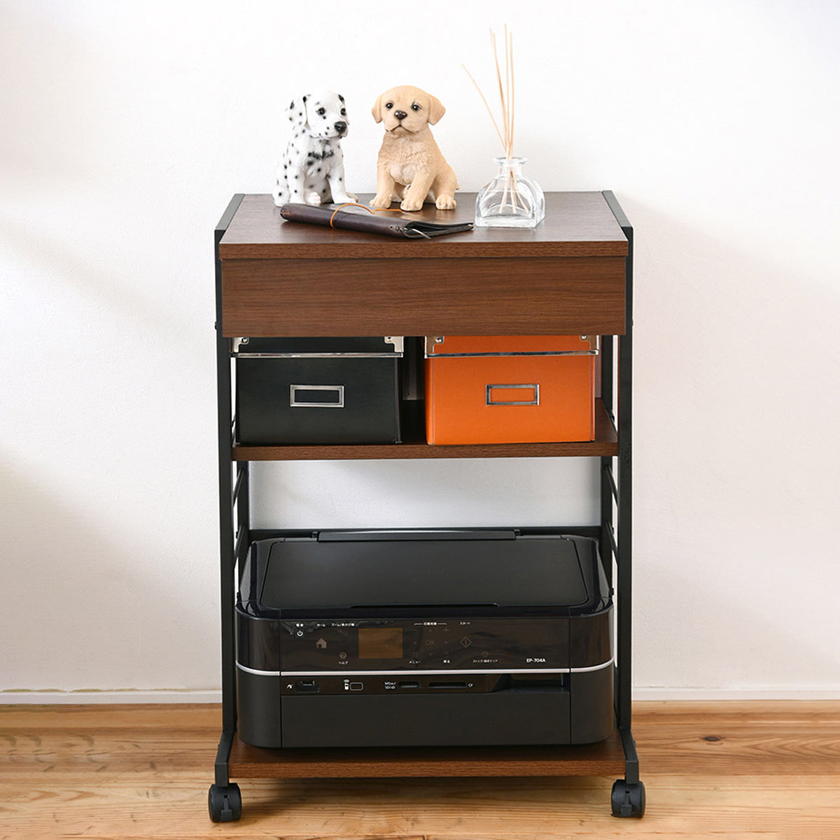 【多様なシーンで活躍】プリンター置き場だけでなく、お部屋の雰囲気を高めるサイドテーブルとしてもお使いいただけます。