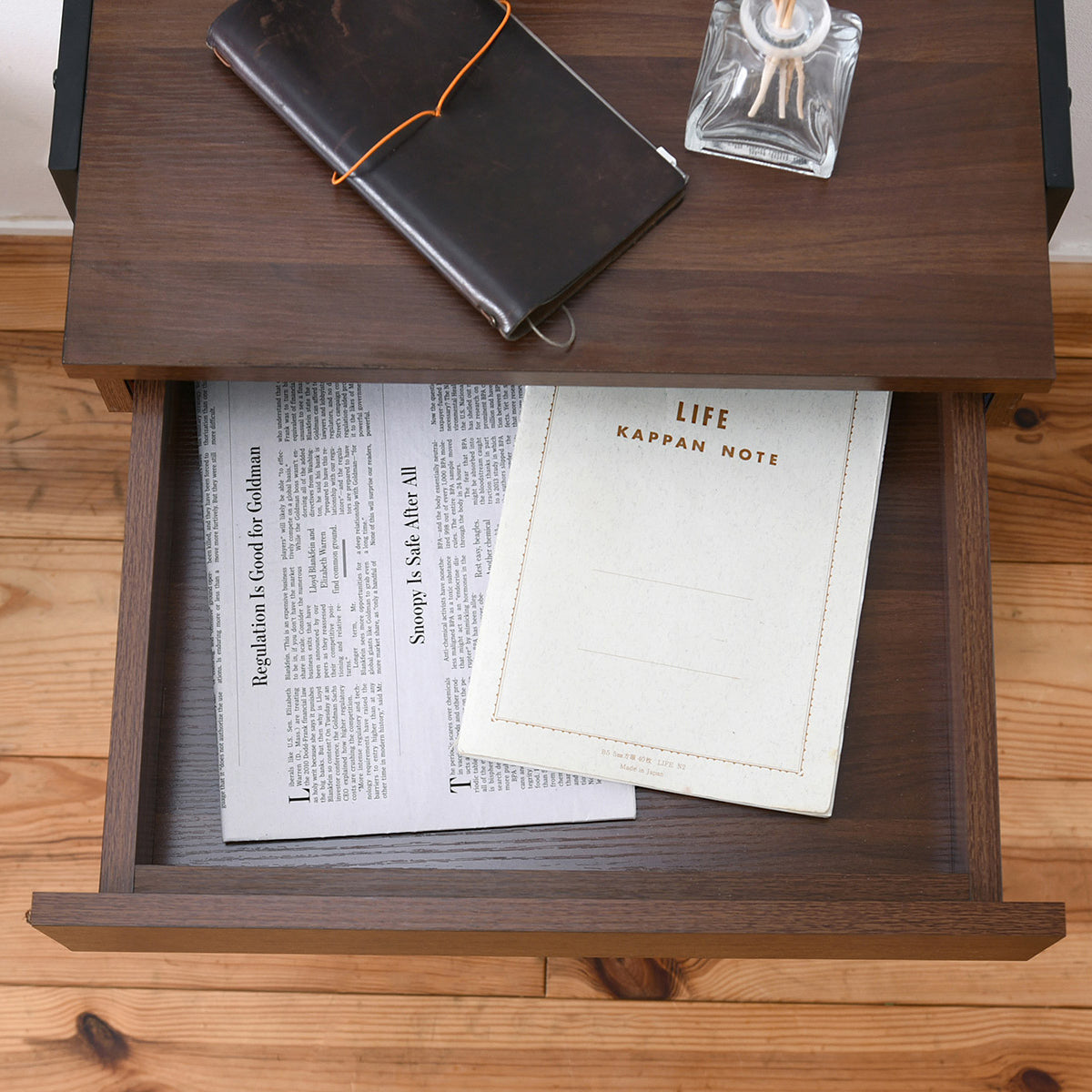 【隠してすっきり収納】散らかりやすい小物類や書類も、引き出しにしまえばいつでも整頓された印象に。