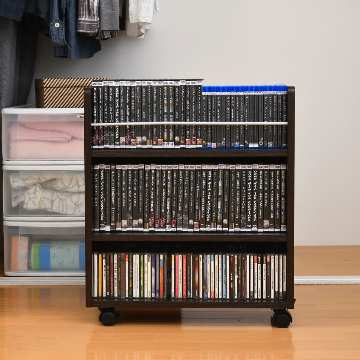 【奥の物も取り出しやすい】必要な時にサッと引き出せるので、DVDやCDコレクションも探しやすく、ストレスフリーです。