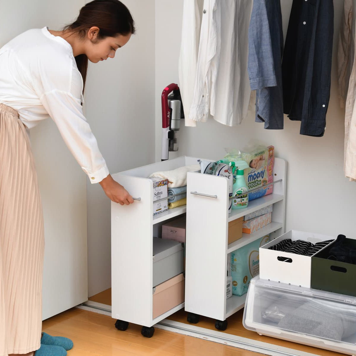 【サッと引き出し、パッと取る】取っ手を持ってサッと引き出せば、奥にしまった日用品も簡単に取り出せて、毎日の家事もスムーズになります。