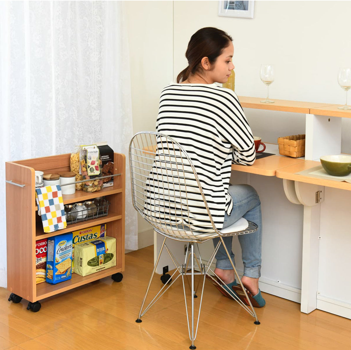 【キッチン脇にも、すっぽり】キッチンやダイニングのちょっとした隙間も、このラックがあれば便利な収納スペースに早変わりし、食品ストックや調味料などをすっきりと整理できます。