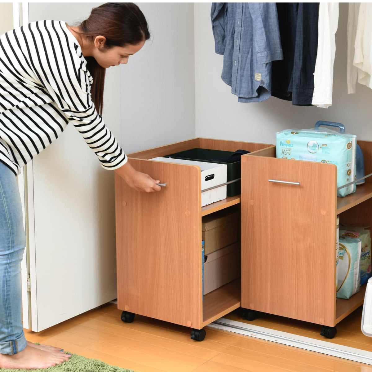 【奥までスムーズに引き出せる】キャスター付きで、重いものを入れても軽い力で簡単に引き出し、奥まで見渡せます。