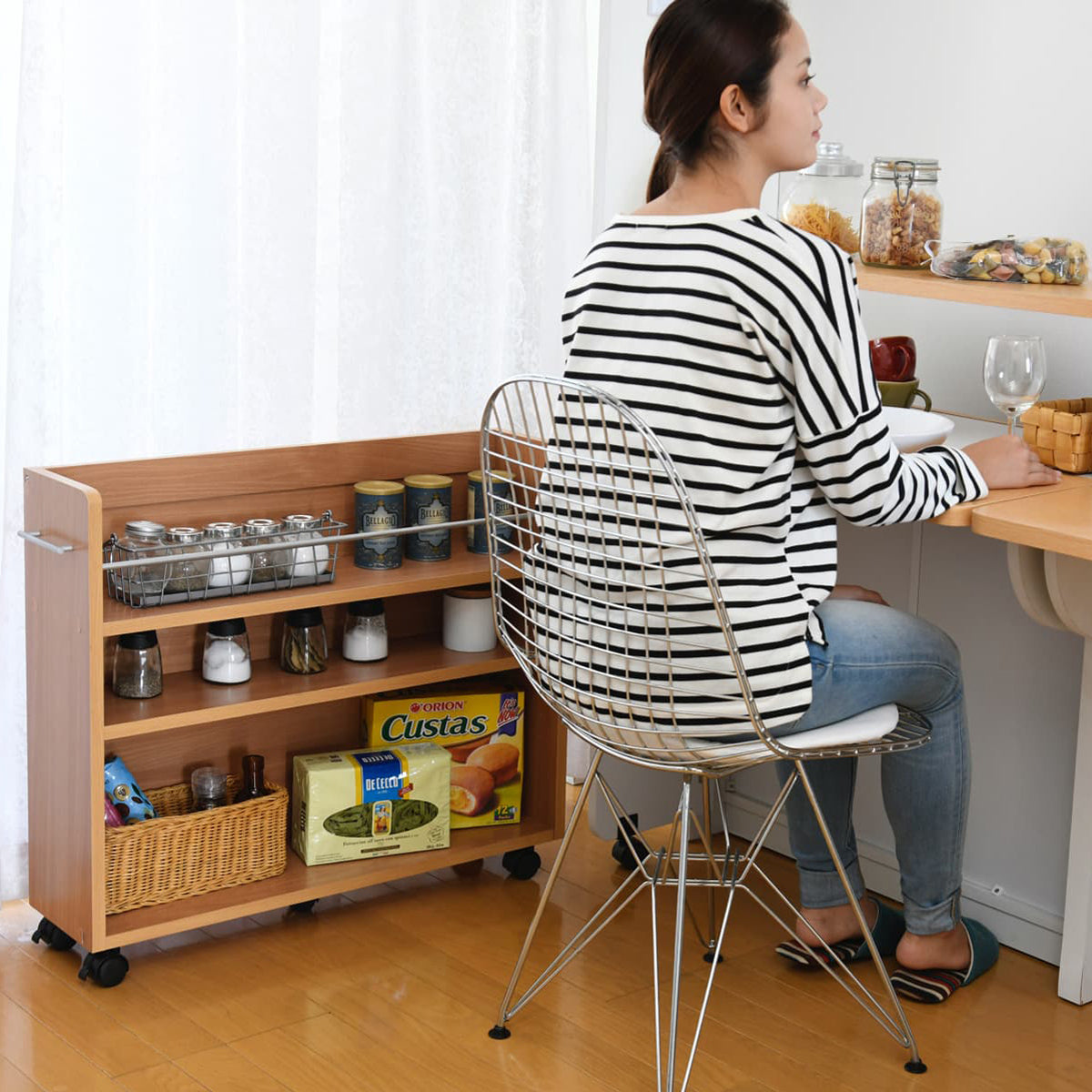 【キッチンのサブ収納にも】調味料や食品ストック、食器などをまとめて、キャスターで必要な場所へ移動も簡単です。