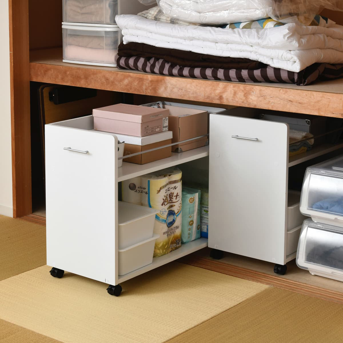 【押入れのデッドスペースを有効活用】奥まで無駄なく収納できるキャスター付きラック2個セット、必要な時にサッと引き出して、大容量のストックも美しく整理できます。