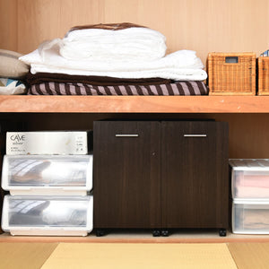 【和室の押入れにもしっくり】落ち着いたダークブラウンは、和の空間にも自然に溶け込みます、出し入れスムーズな2台セットで、収納力も格段にアップします。