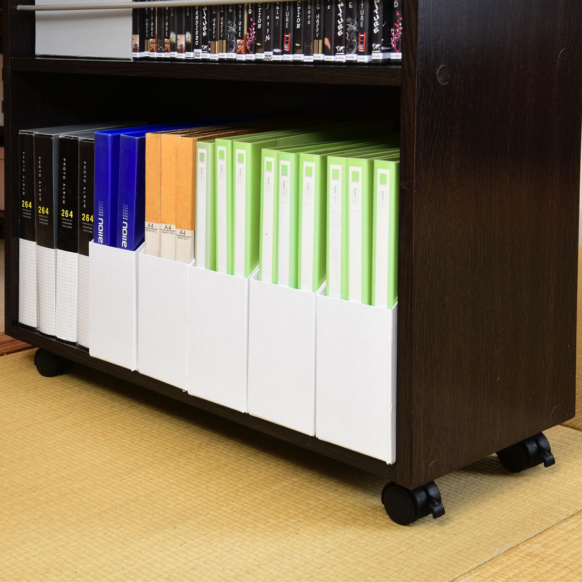 【A4ファイルもピッタリ収納】書類や雑誌の収納に便利なA4ファイルがぴったり収まる設計で、散らかりがちな紙類をすっきりと一か所にまとめることが可能です。