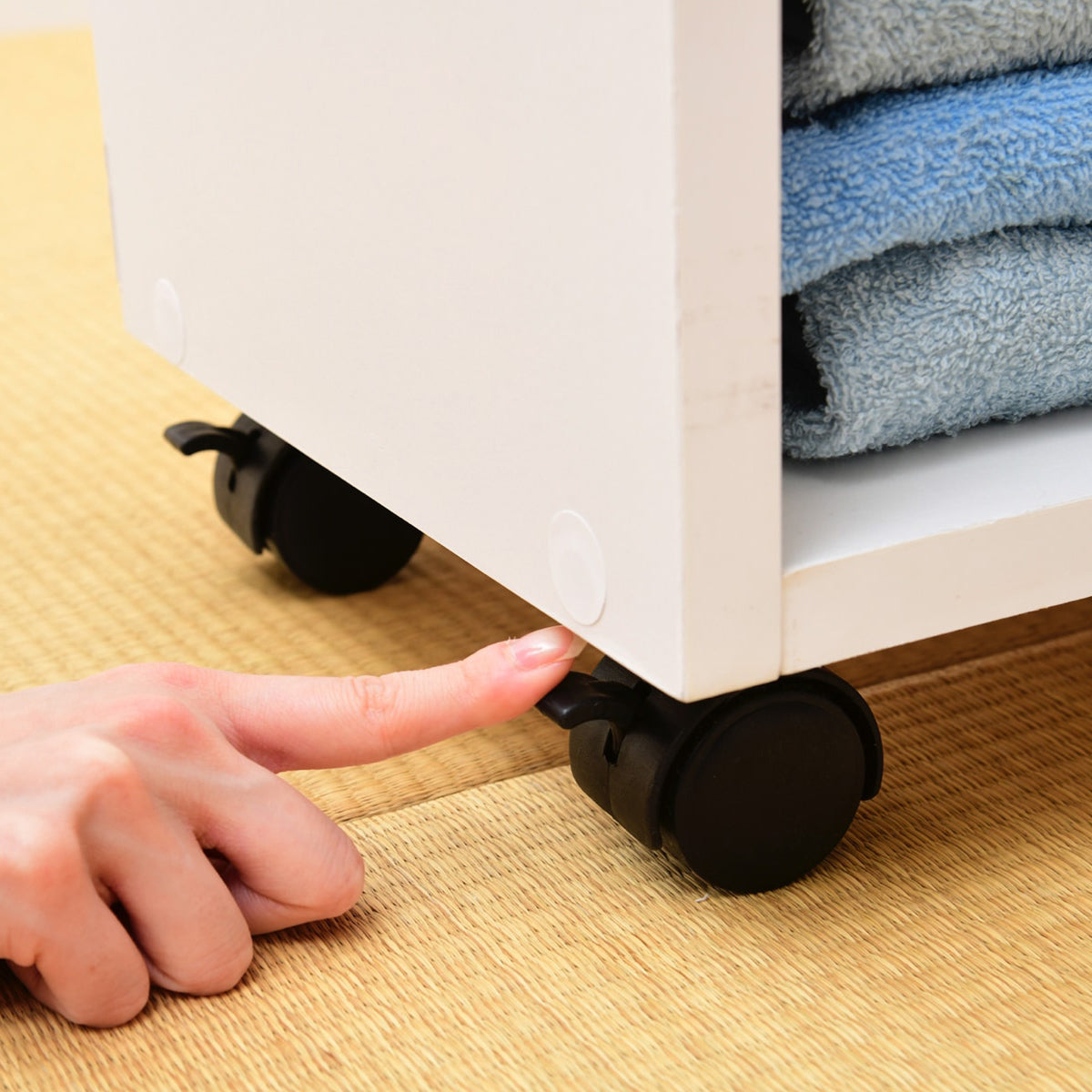 【足元でピタッと固定できる】5つのキャスターのうち2つにはストッパーが付いているため、普段はしっかり固定でき、地震の際や小さなお子様がいるご家庭でも安心です。