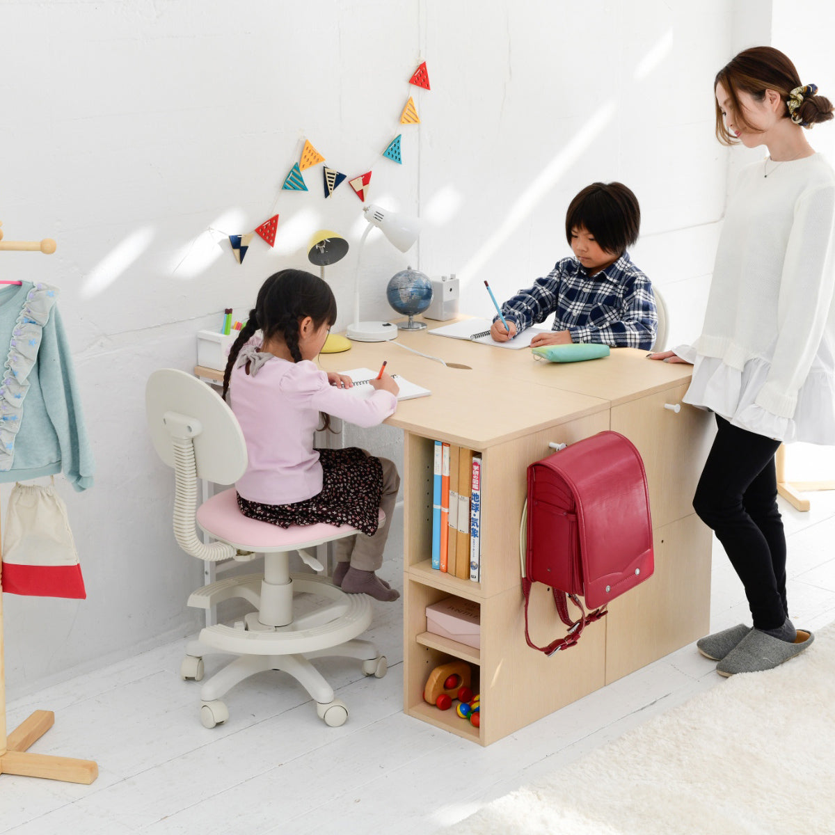 【フレキシブルな使い方】お子様の成長や学習スタイルに合わせて、座る高さやラックの配置を自由にカスタマイズできます。