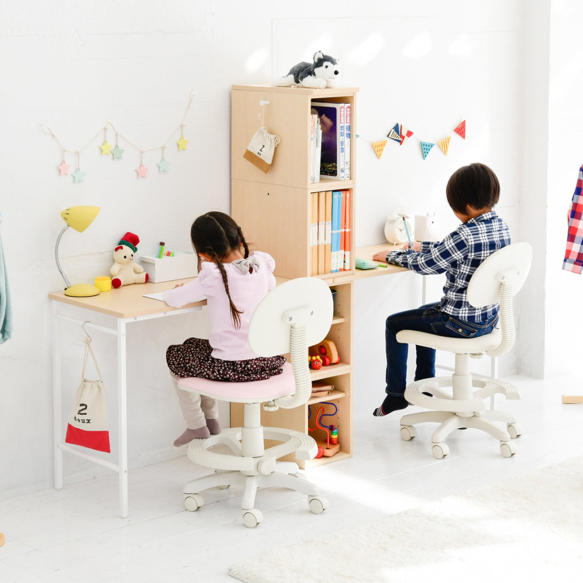 【仲良く学習タイム】それぞれが集中できるパーソナルスペースを確保しながら、一緒に学び、成長する喜びを分かち合えます。