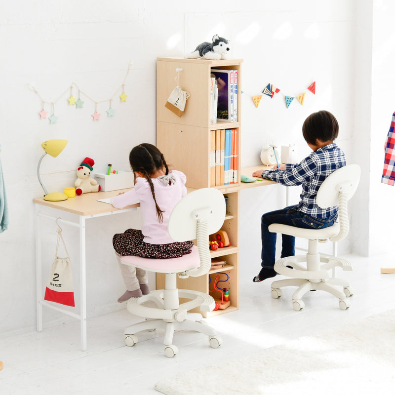 【仲良く学習タイム】それぞれが集中できるパーソナルスペースを確保しながら、一緒に学び、成長する喜びを分かち合えます。
