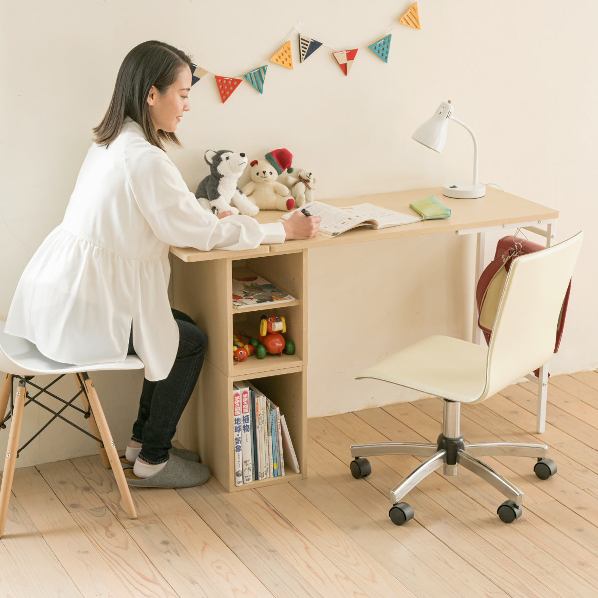 【読書や書き物に最適】広々とした天板で、本を広げたりノートをとったりと、ゆったりと自分の時間を過ごせます。