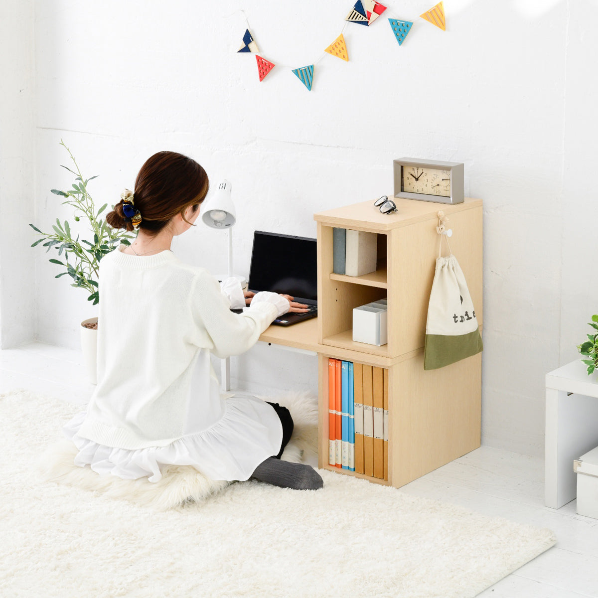 【リラックススタイル】床座での作業も快適なローデスク、お部屋に圧迫感を与えず、ゆったりと過ごせます。