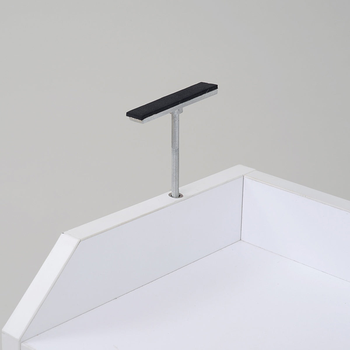 【もしもの時も安心設計】付属の突っ張り金具で、本体の転倒防止対策もしっかりと行えます。