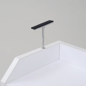 【もしもの時も安心設計】付属の突っ張り金具で、本体の転倒防止対策もしっかりと行えます。