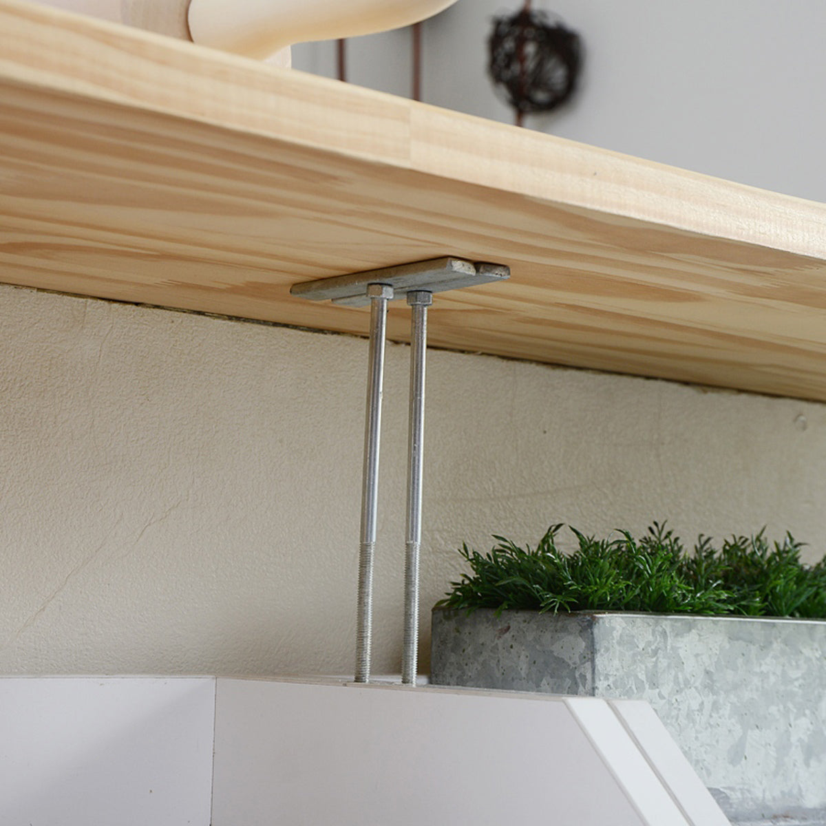 【グラつきを抑える頑丈な固定】上棚とカウンターをしっかりと固定し、安定した使い心地を提供します。