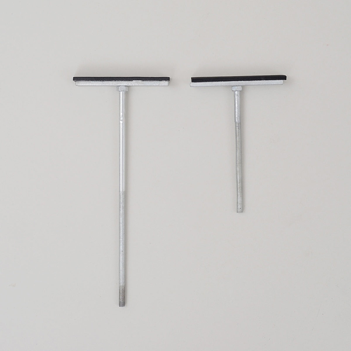 【様々な設置場所に対応】長さの異なる2種類の突っ張り金具が付属しており、高さに合わせて調整可能です。