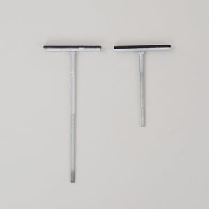 【様々な設置場所に対応】長さの異なる2種類の突っ張り金具が付属しており、高さに合わせて調整可能です。
