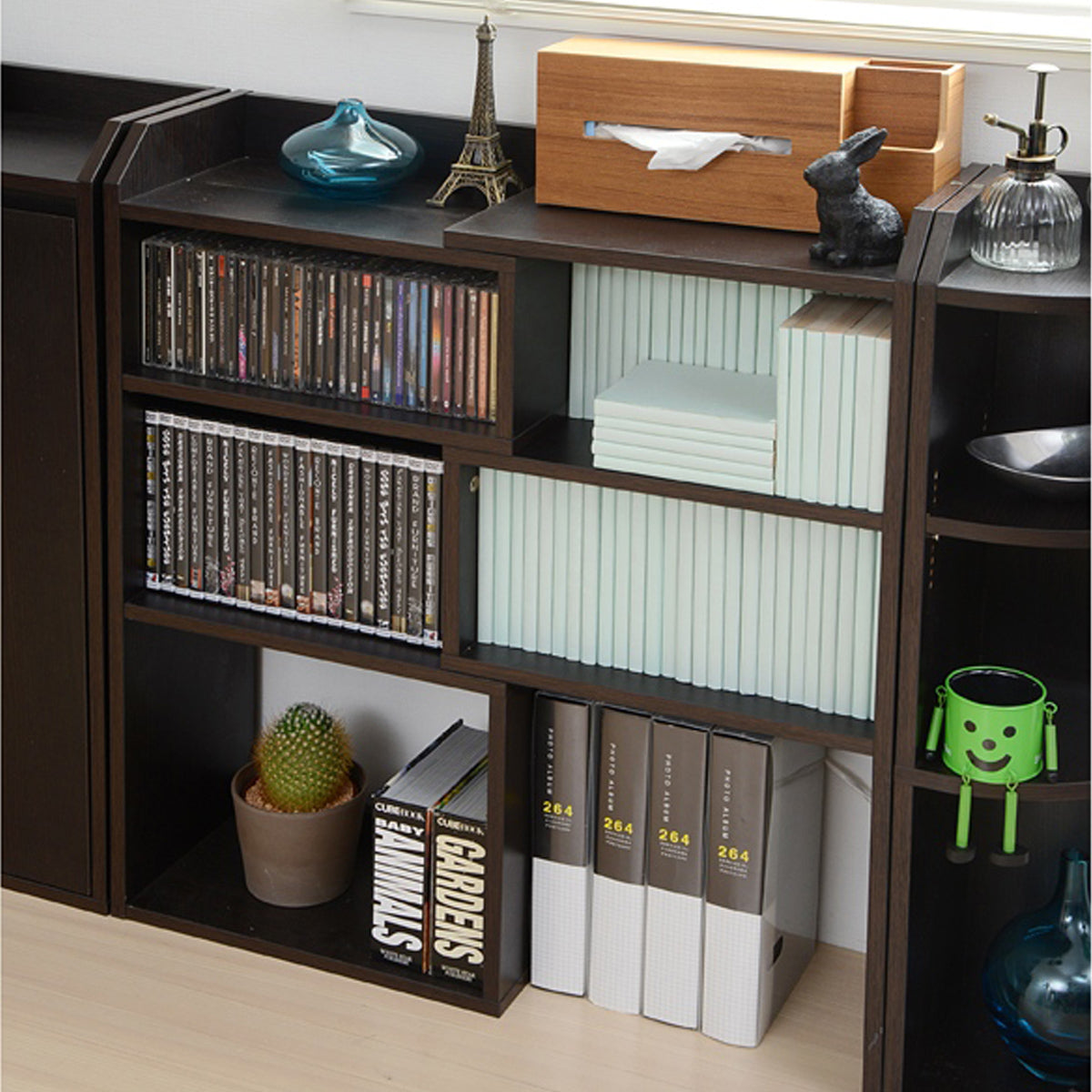 【コレクションを美しくディスプレイ】CDやDVD、お気に入りの書籍などをジャンル分けして収納できます。