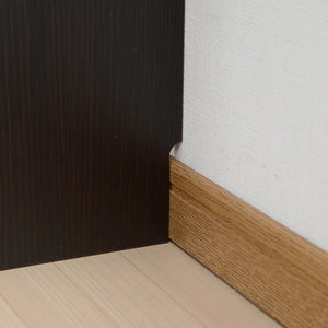 【壁にぴったりフィット】巾木よけ加工が施されているため、壁面との隙間なく設置でき、空間を無駄にしません。