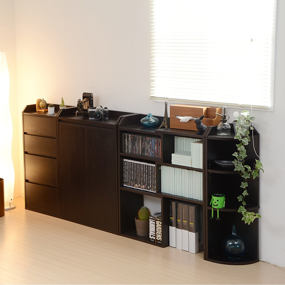 【落ち着きのある大人の書斎】ダークブラウンカラーが、あなたのリビングや書斎に上質な落ち着きをもたらします。