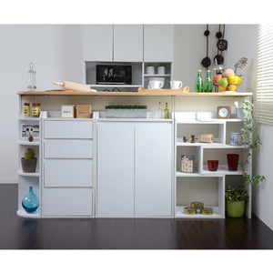 【キッチンをすっきり整理整頓】調味料から食器まで、アイテムごとに美しく収納できるデザインです。