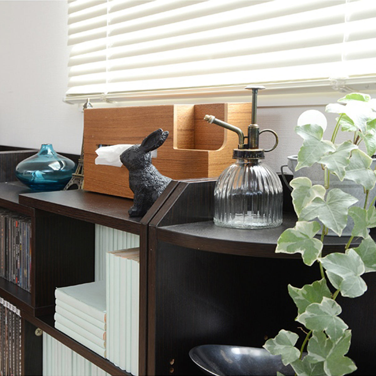 【アクセントになるコーナー収納】植物や小物を飾れば、お部屋の一角をセンス良く演出できます。