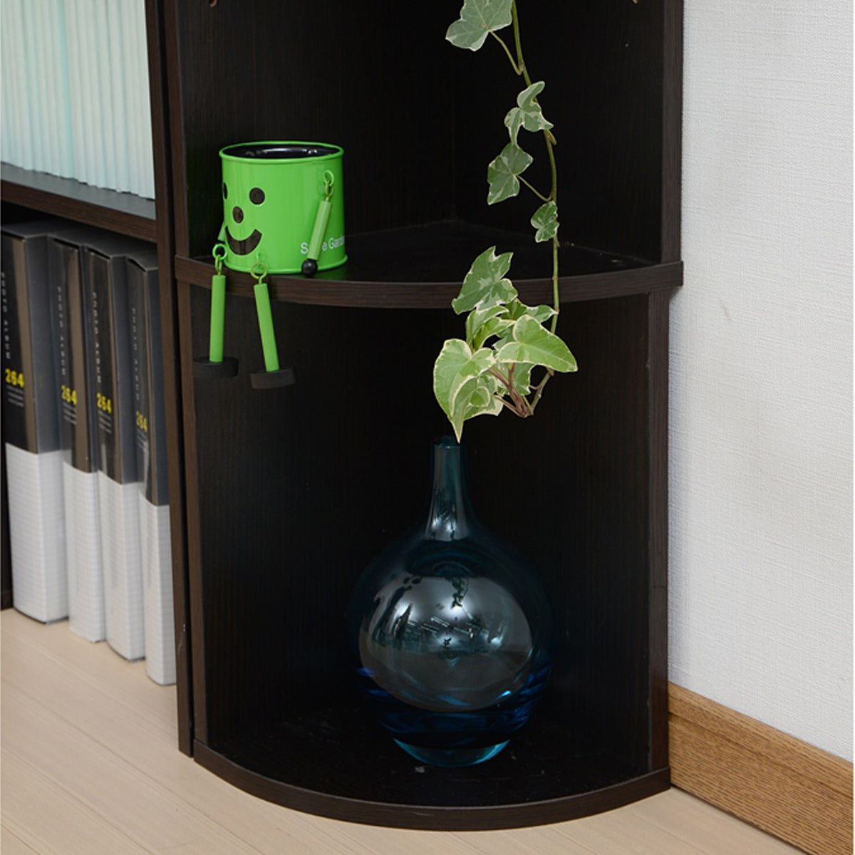 【ゆったり収納】下段には背の高いボトルや小さな観葉植物も収納可能です。