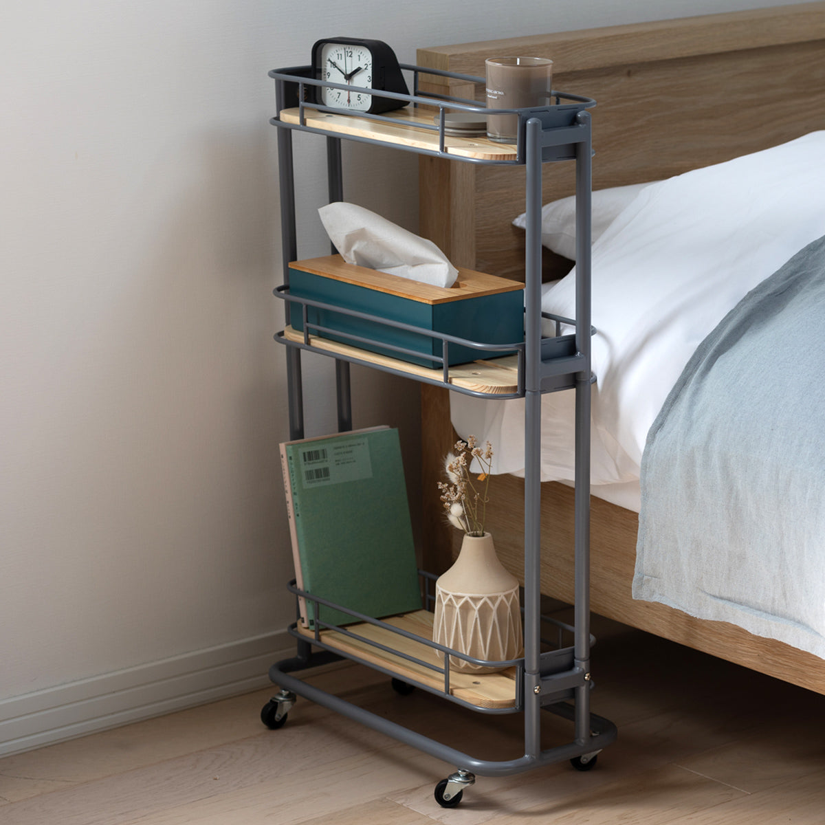 【ベッドサイドを快適空間に】就寝前に読みたい本や、ティッシュ、アロマキャンドルなどをまとめて置けば、散らかりがちなベッド周りが、一日の疲れを癒す快適な空間に生まれ変わります。