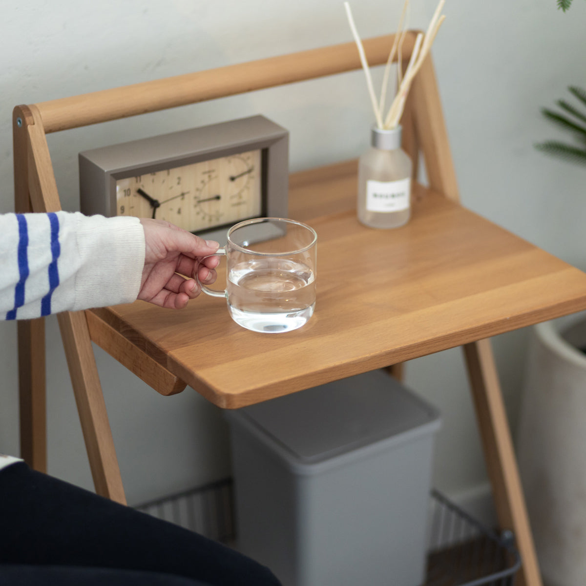 【優しい手触りの天板】なめらかな天然木の天板は、飲み物などを置いても安定感があり、安心してお使いいただけます。