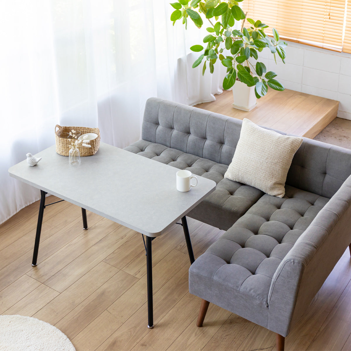 【お手入れ簡単、いつも清潔】
水や傷に強いメラミン天板を採用しているため、汚れてもサッと拭くだけで綺麗になり、毎日のお手入れも簡単です。