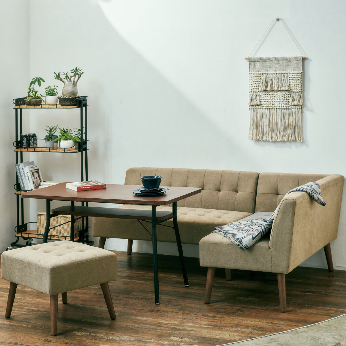 【我が家だけのカフェ空間】
同シリーズのソファと組み合わせれば、食事だけでなく、読書や会話を楽しむカフェのような心地よい空間が生まれます。