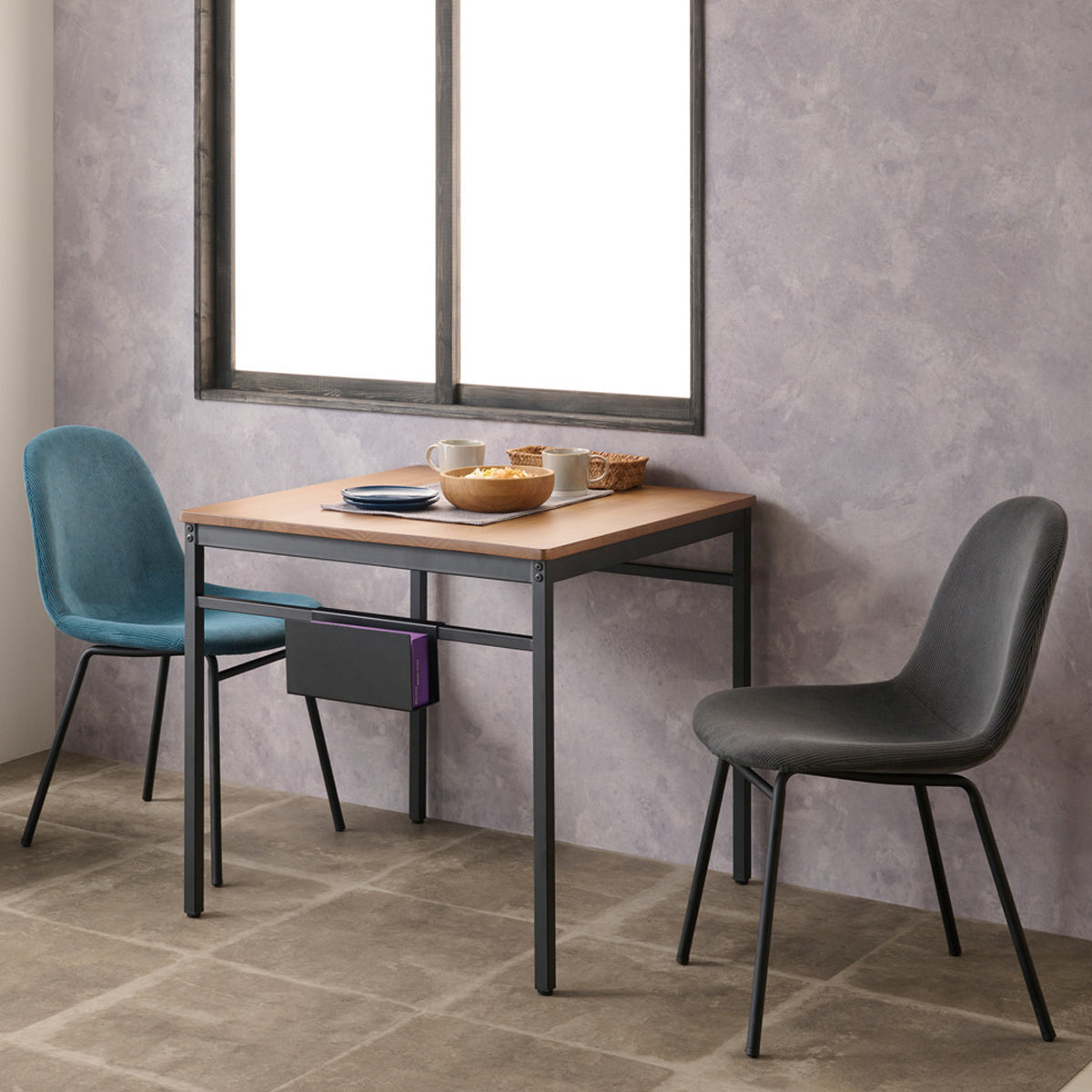 【暮らしに馴染むシンプルデザイン】無骨なブラックスチールと温もりある天然木の組み合わせが、どんな空間にも心地よくなじむダイニングテーブルです。