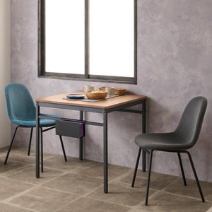 【暮らしに馴染むシンプルデザイン】無骨なブラックスチールと温もりある天然木の組み合わせが、どんな空間にも心地よくなじむダイニングテーブルです。