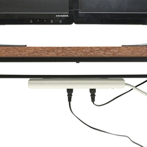 【作業効率アップ】必要な時にサッと使える電源タップ収納で、デバイスの充電もスムーズに。
