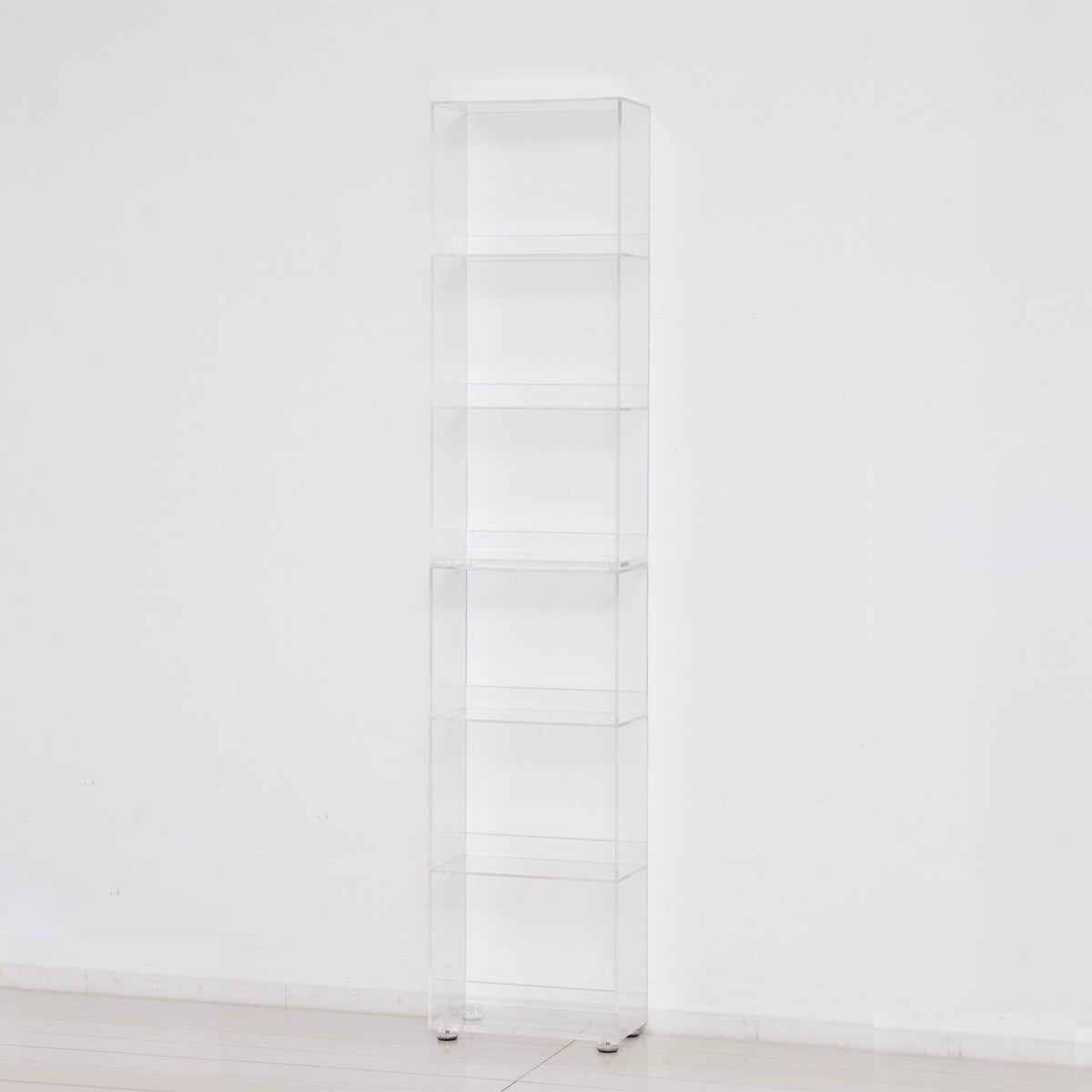 【お部屋に溶け込む透明ラック】まるでオブジェのように美しい透明なアクリルが、圧迫感を与えることなく空間に溶け込み、お部屋をより広くスタイリッシュに見せてくれます。
