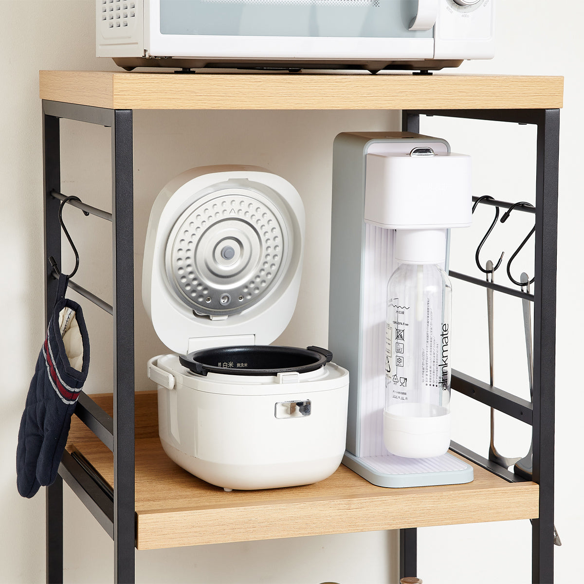 【調理家電を、賢く収納】炊飯器やケトルなど、よく使う家電を使いやすい高さにまとめて置けば、毎日の家事効率がぐっと上がります。