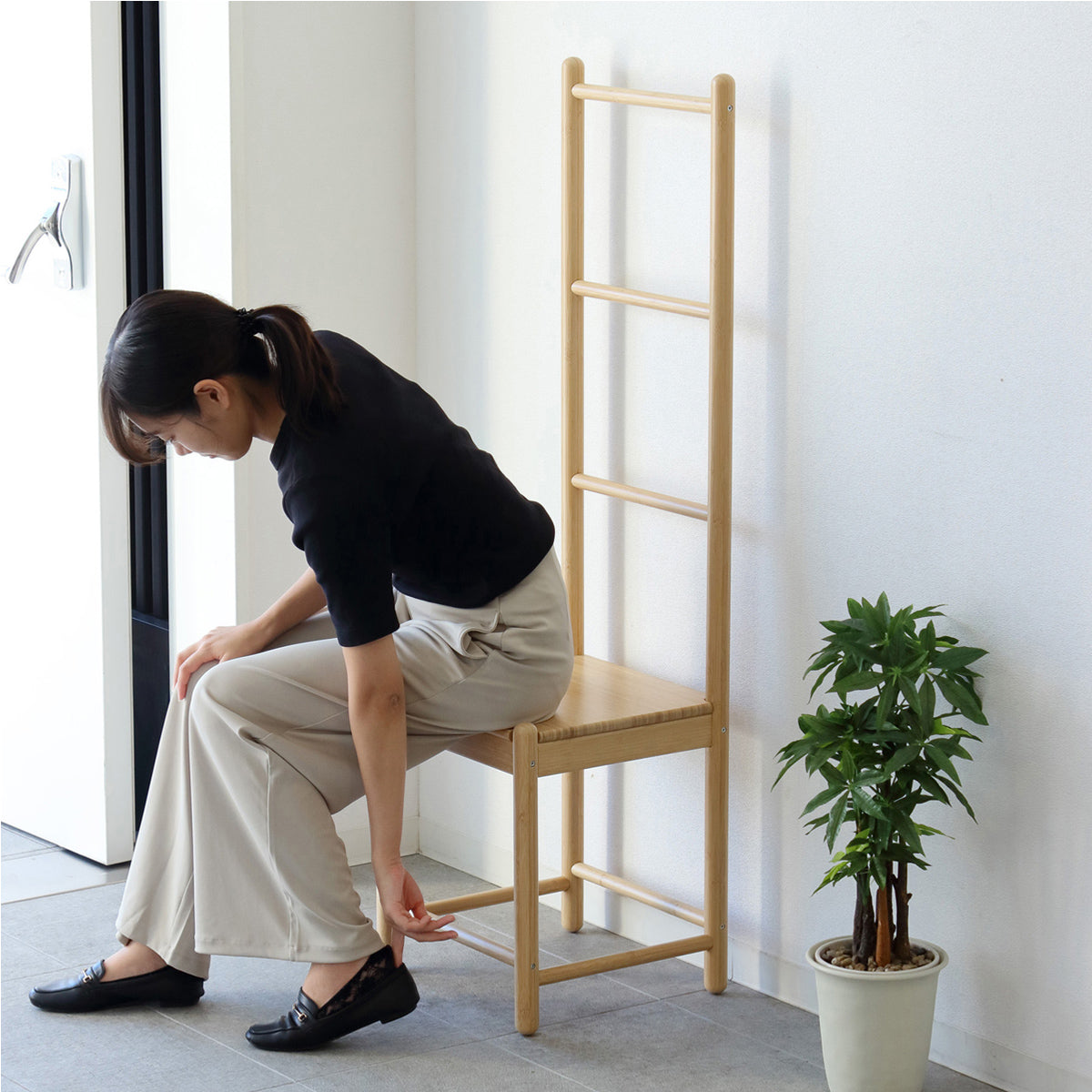 【お出かけ前のひと工夫】座面でゆっくりと靴の脱ぎ履きができるため、毎日の外出がスマートになります。
