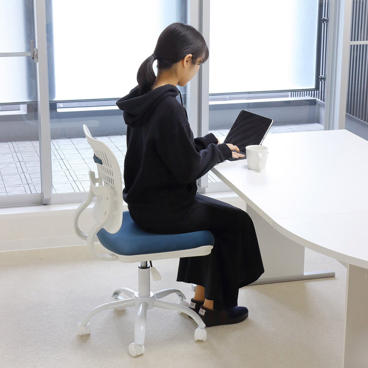 【アームレスで動きやすい】腕周りの自由度が高く、作業中にスムーズな体の動きをサポートします。