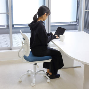 【アームレスで動きやすい】腕周りの自由度が高く、作業中にスムーズな体の動きをサポートします。