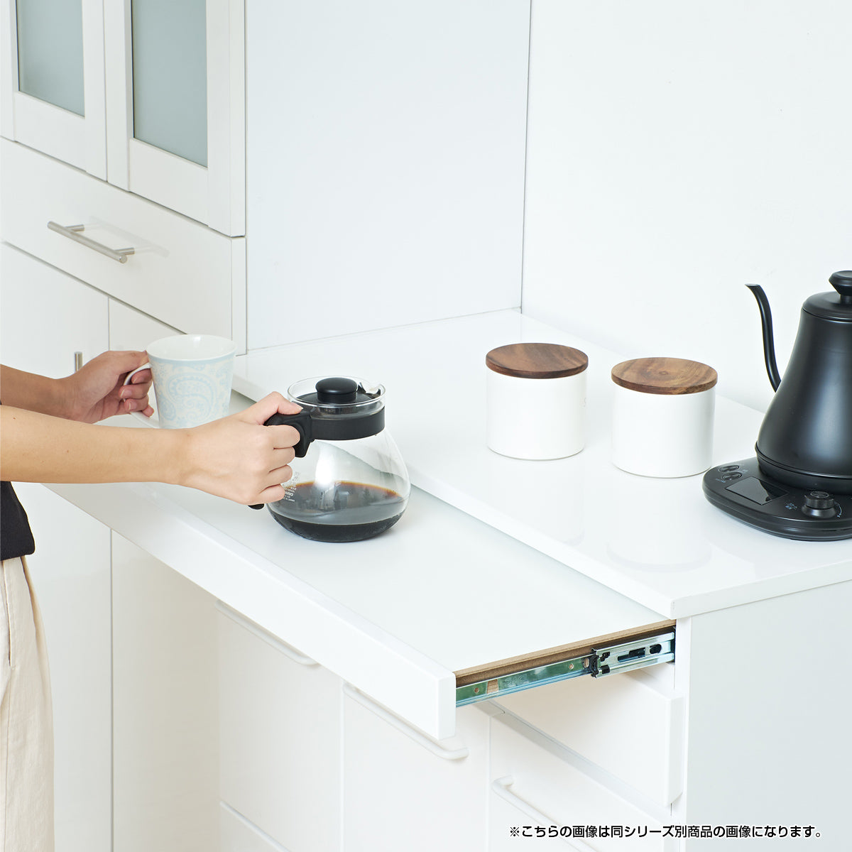 【広がる作業スペース】サッと引き出せるスライド棚で、調理中のちょっとした仮置きや、家電の使用時に便利な補助台として活躍します。