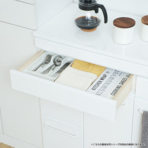 【小物もすっきり収納】上部の引出しは、カトラリーやラップ、調理小物などを整理整頓するのにぴったり。出し入れもスムーズです。