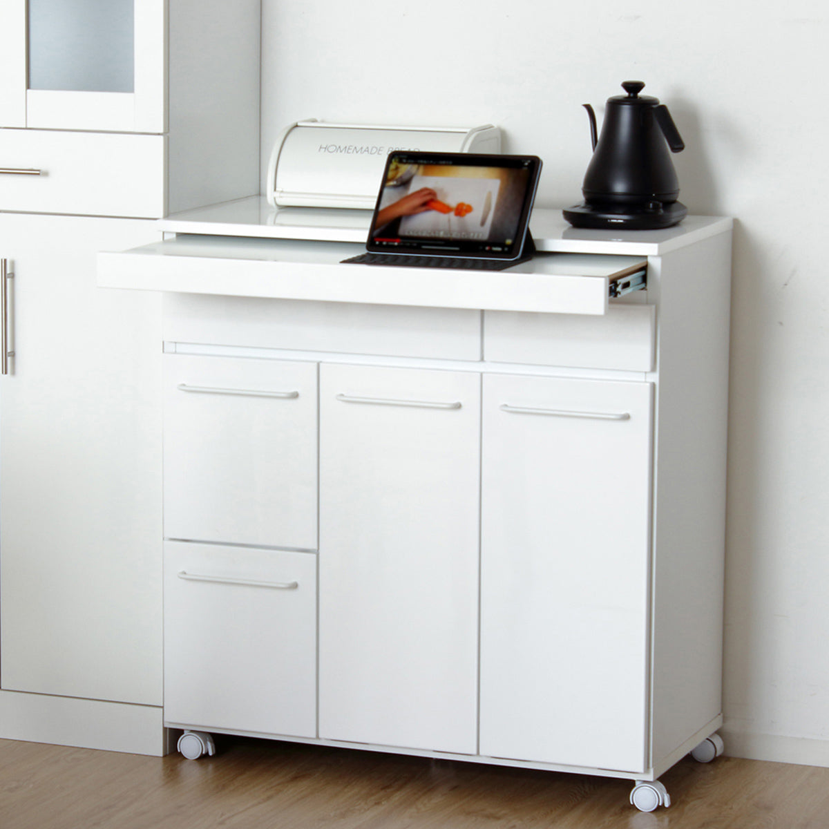 【レシピを見ながら、快適調理】
スライド棚にタブレットを置けば、レシピ動画を見ながらの調理もスムーズに進み、毎日の料理作りがもっと楽しく快適な時間へと変わります。