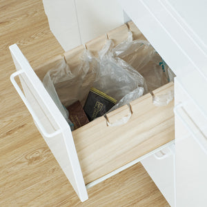 【引出しも、賢い分別スペースに】
大容量の深型引出しは、食品ストックの収納はもちろん、工夫次第で資源ごみの分別スペースとしても活用でき、キッチンをさらに機能的にします。