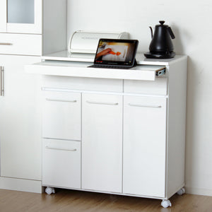 【レシピを見ながら、快適調理】
スライド棚にタブレットを置けば、レシピ動画を見ながらの調理もスムーズに進み、毎日の料理作りがもっと楽しく快適な時間へと変わります。