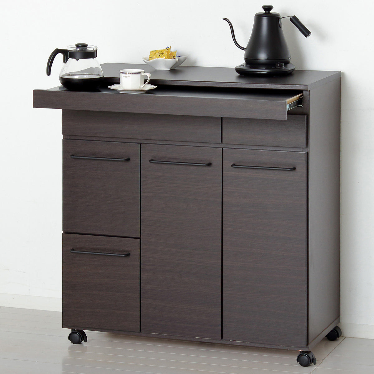 【あなただけの、おうちカフェ空間】
温かみのあるブラウンのカウンターで、お気に入りのカップにお茶を淹れる時間は、忙しい毎日の中に心安らぐ豊かなひとときをもたらします。