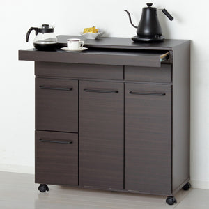 【あなただけの、おうちカフェ空間】
温かみのあるブラウンのカウンターで、お気に入りのカップにお茶を淹れる時間は、忙しい毎日の中に心安らぐ豊かなひとときをもたらします。