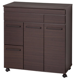 【シックに魅せる、大人のブラウン】
落ち着いた色合いのブラウンは、キッチンに高級感と温もりをプラスし、上質で居心地の良いカフェのような空間を演出します。